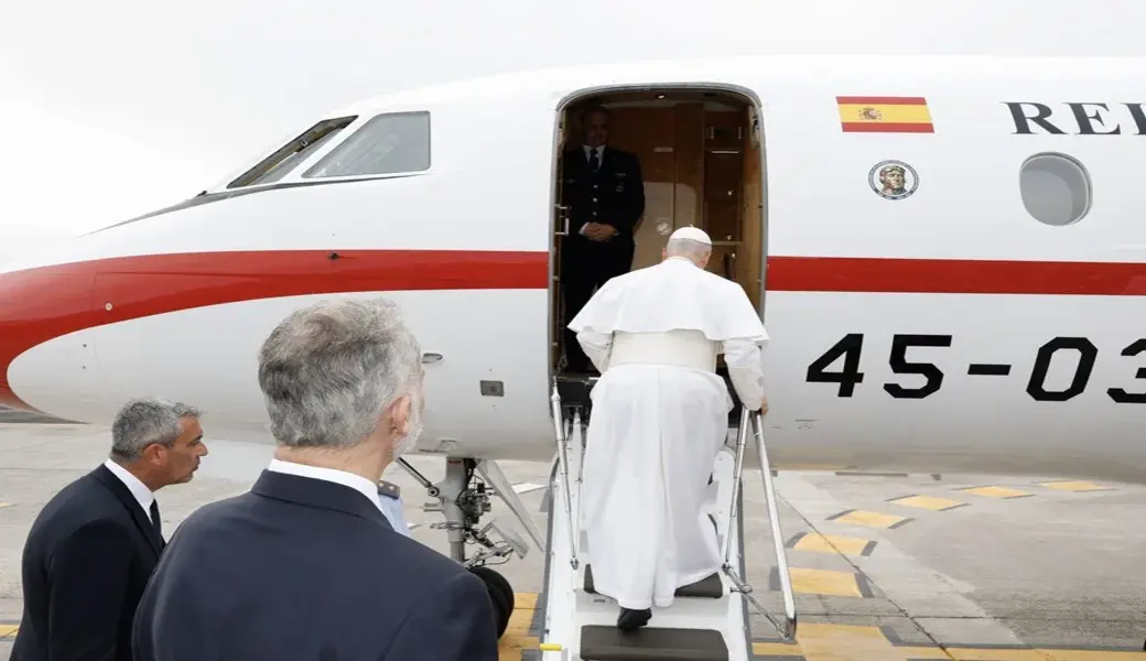 FOTOGRAFÍA. LA LAGUNA (TENERIFE) ISLAS CANARIAS (ESPAÑA), 12 DE JUNIO DE 2026. León XIV, obligado a regresar al Vaticano a bordo de un Falcon español. El papa Robert Francis Prevost (Papa León XIV) sube al Falcon cedido por el rey Felipe Juan Pablo Alfonso de Todos los Santos de Borbón y Grecia (Felipe VI) que lleva al pontífice de regreso a Roma, tras la avería que ha sufrido el avión de Iberia que lo iba a trasladar. Efe