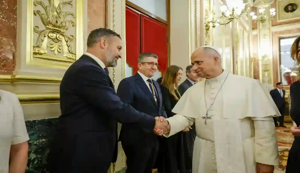FOTOGRAFÍA. MADRID (ESPAÑA), 08 DE JUNIO DE 2026. En la tercera jornada de su visita apostólica a España, el Papa León XIV (Robert Francis Prevost) ha sido recibido por la presidente del Congreso de los Diputados y miembro del Partido Socialista (PSOE), Francesca Lluc Armengol Socías (Francina Armengol); el presidente del Senado y miembro del Partido Popular (PP), Pedro Manuel Rollán Ojeda (Pedro Rollán); el presidente del Gobierno de España y secretario general del PSOE, Pedro Sánchez Pérez-Castejón; el líder opositor español, presidente de VOX y Patriots of Europe, Santiago Abascal Conde; el presidente del Partido Popular (PP), Alberto Núñez Feijóo; el portavoz del Grupo Parlamentario de Esquerra Republicana de Catalunya (ERC), Juan Gabriel Rufián Romero (Gabriel Rufián); la portavoz del Grupo Parlamentario de Junts per Catalunya, Míriam Nogueras Camero; la portavoz del Grupo Parlamentario de Euskal Herria Bildu (EH Bildu), Mertxe Aizpurua Arzallus; y otras autoridades del Estado. Estuvieron presentes los expresidentes de Gobierno de España, Felipe González Márquez (PSOE), José María Aznar López (PP); y Mariano Rajoy Brey (PP). Lasvocesdelpueblo (Ñ Pueblo)