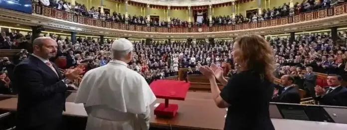 León XIV visita el Congreso de los Diputados y Senado español (12) FOTOGRAFÍA. MADRID (ESPAÑA), 08 DE JUNIO DE 2026. En la tercera jornada de su visita apostólica a España, el Papa León XIV (Robert Francis Prevost) ha sido recibido por la presidente del Congreso de los Diputados y miembro del Partido Socialista (PSOE), Francesca Lluc Armengol Socías (Francina Armengol) (d); el presidente del Senado y miembro del Partido Popular (PP), Pedro Manuel Rollán Ojeda (Pedro Rollán) (i); el presidente del Gobierno de España y secretario general del PSOE, Pedro Sánchez Pérez-Castejón; el líder opositor español, presidente de VOX y Patriots of Europe, Santiago Abascal Conde; el presidente del Partido Popular (PP), Alberto Núñez Feijóo; el portavoz del Grupo Parlamentario de Esquerra Republicana de Catalunya (ERC), Juan Gabriel Rufián Romero (Gabriel Rufián); la portavoz del Grupo Parlamentario de Junts per Catalunya, Míriam Nogueras Camero; la portavoz del Grupo Parlamentario de Euskal Herria Bildu (EH Bildu), Mertxe Aizpurua Arzallus; y otras autoridades del Estado. Estuvieron presentes los expresidentes de Gobierno de España, Felipe González Márquez (PSOE), José María Aznar López (PP); y Mariano Rajoy Brey (PP). Lasvocesdelpueblo (Ñ Pueblo)
