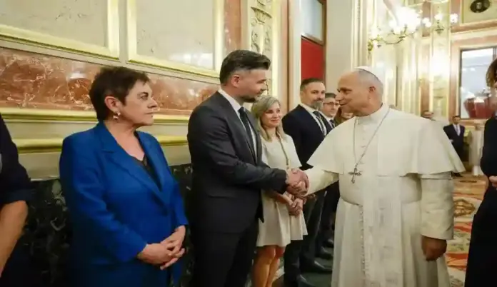 León XIV visita el Congreso de los Diputados y Senado español (2) FOTOGRAFÍA. MADRID (ESPAÑA), 08 DE JUNIO DE 2026. En la tercera jornada de su visita apostólica a España, el Papa León XIV (Robert Francis Prevost) ha sido recibido por la presidente del Congreso de los Diputados y miembro del Partido Socialista (PSOE), Francesca Lluc Armengol Socías (Francina Armengol); el presidente del Senado y miembro del Partido Popular (PP), Pedro Manuel Rollán Ojeda (Pedro Rollán); el presidente del Gobierno de España y secretario general del PSOE, Pedro Sánchez Pérez-Castejón; el líder opositor español, presidente de VOX y Patriots of Europe, Santiago Abascal Conde; el presidente del Partido Popular (PP), Alberto Núñez Feijóo; el portavoz del Grupo Parlamentario de Esquerra Republicana de Catalunya (ERC), Juan Gabriel Rufián Romero (Gabriel Rufián); la portavoz del Grupo Parlamentario de Junts per Catalunya, Míriam Nogueras Camero; la portavoz del Grupo Parlamentario de Euskal Herria Bildu (EH Bildu), Mertxe Aizpurua Arzallus; y otras autoridades del Estado. Estuvieron presentes los expresidentes de Gobierno de España, Felipe González Márquez (PSOE), José María Aznar López (PP); y Mariano Rajoy Brey (PP). Lasvocesdelpueblo (Ñ Pueblo)