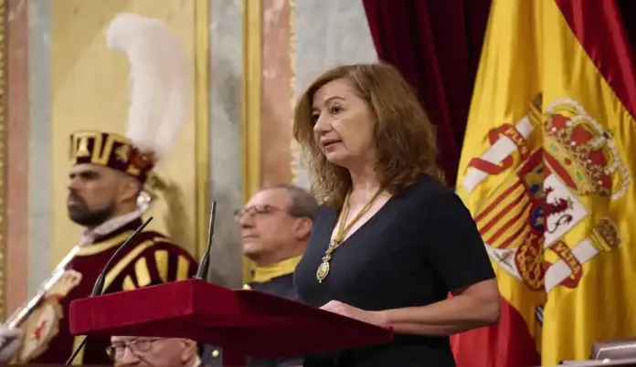 León XIV visita el Congreso de los Diputados y Senado español (9) FOTOGRAFÍA. MADRID (ESPAÑA), 08 DE JUNIO DE 2026. En la tercera jornada de su visita apostólica a España, el Papa León XIV (Robert Francis Prevost) ha sido recibido por la presidente del Congreso de los Diputados y miembro del Partido Socialista (PSOE), Francesca Lluc Armengol Socías (Francina Armengol); el presidente del Senado y miembro del Partido Popular (PP), Pedro Manuel Rollán Ojeda (Pedro Rollán); el presidente del Gobierno de España y secretario general del PSOE, Pedro Sánchez Pérez-Castejón; el líder opositor español, presidente de VOX y Patriots of Europe, Santiago Abascal Conde; el presidente del Partido Popular (PP), Alberto Núñez Feijóo; el portavoz del Grupo Parlamentario de Esquerra Republicana de Catalunya (ERC), Juan Gabriel Rufián Romero (Gabriel Rufián); la portavoz del Grupo Parlamentario de Junts per Catalunya, Míriam Nogueras Camero; la portavoz del Grupo Parlamentario de Euskal Herria Bildu (EH Bildu), Mertxe Aizpurua Arzallus; y otras autoridades del Estado. Estuvieron presentes los expresidentes de Gobierno de España, Felipe González Márquez (PSOE), José María Aznar López (PP); y Mariano Rajoy Brey (PP). Lasvocesdelpueblo (Ñ Pueblo)