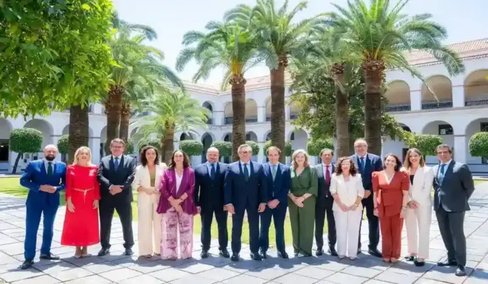 Los 15 de VOX comienzan la XIII Legislatura con ilusión y responsabilidad, Andalucía, VOX, Manuel Gavira Florentino (1) FOTOGRAFÍA. SEVILLA (ANDALUCÍA) ESPAÑA, 11 DE JUNIO DE 2026. Los 15 de VOX comienzan la XIII Legislatura con ilusión y responsabilidad. Los 15 de VOX participan a la sesión constituyente del Parlamento autonómico de Andalucía. El reparto de los nuevos 15 de VOX por provincia al Parlamento de Andalucía ha quedado en 3 diputados por Almería: Rodrigo Alonso Fernandez, Clotilde Salvador Sánchez y Juan José Bosquet Arias; 2 por Cádiz: Manuel Gavira Florentino y Noelia María Campos Rodríguez; 1 por Córdoba: Paula de los Ángeles Badanelli Berriozábal; 2 por Granada: Beatriz Sánchez Agustino y Ricardo López Olea; 2 por Huelva: Rafael Segovia Brome y María Goretti Eiberle Sánchez de Toca; 1 por Jaén: Benito Morillo Alejo; 2 por Málaga: Antonio Sevilla Rodríguez y Purificación Fernández Morales; y 2 por Sevilla: Javier Cortés Lucena y María Cristina Peláez Izquierdo (Cristina Peláez). Lasvocesdelpueblo (Ñ Pueblo)