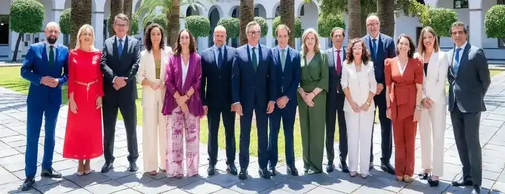 FOTOGRAFÍA. SEVILLA (ANDALUCÍA) ESPAÑA, 11 DE JUNIO DE 2026. Los 15 de VOX comienzan la XIII Legislatura con ilusión y responsabilidad. Los 15 de VOX participan a la sesión constituyente del Parlamento autonómico de Andalucía. El reparto de los nuevos 15 de VOX por provincia al Parlamento de Andalucía ha quedado en 3 diputados por Almería: Rodrigo Alonso Fernandez, Clotilde Salvador Sánchez y Juan José Bosquet Arias; 2 por Cádiz: Manuel Gavira Florentino (7 i) y Noelia María Campos Rodríguez; 1 por Córdoba: Paula de los Ángeles Badanelli Berriozábal; 2 por Granada: Beatriz Sánchez Agustino y Ricardo López Olea; 2 por Huelva: Rafael Segovia Brome y María Goretti Eiberle Sánchez de Toca; 1 por Jaén: Benito Morillo Alejo; 2 por Málaga: Antonio Sevilla Rodríguez y Purificación Fernández Morales; y 2 por Sevilla: Javier Cortés Lucena y María Cristina Peláez Izquierdo (Cristina Peláez). Lasvocesdelpueblo (Ñ Pueblo)