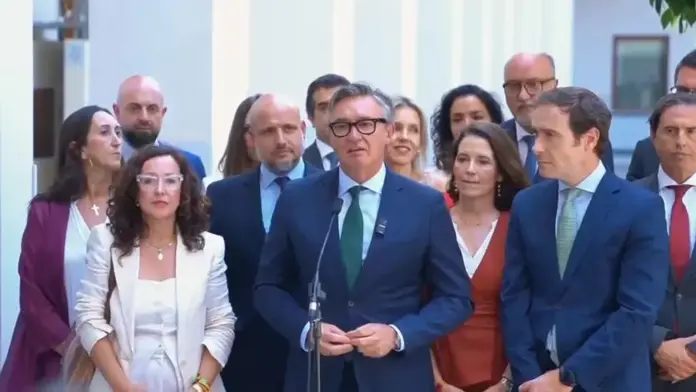 Los 15 de VOX comienzan la XIII Legislatura con ilusión y responsabilidad, Andalucía, VOX, Manuel Gavira Florentino (3) FOTOGRAFÍA. SEVILLA (ANDALUCÍA) ESPAÑA, 11 DE JUNIO DE 2026. Los 15 de VOX comienzan la XIII Legislatura con ilusión y responsabilidad. Los 15 de VOX participan a la sesión constituyente del Parlamento autonómico de Andalucía. El reparto de los nuevos 15 de VOX por provincia al Parlamento de Andalucía ha quedado en 3 diputados por Almería: Rodrigo Alonso Fernandez, Clotilde Salvador Sánchez y Juan José Bosquet Arias; 2 por Cádiz: Manuel Gavira Florentino y Noelia María Campos Rodríguez; 1 por Córdoba: Paula de los Ángeles Badanelli Berriozábal; 2 por Granada: Beatriz Sánchez Agustino y Ricardo López Olea; 2 por Huelva: Rafael Segovia Brome y María Goretti Eiberle Sánchez de Toca; 1 por Jaén: Benito Morillo Alejo; 2 por Málaga: Antonio Sevilla Rodríguez y Purificación Fernández Morales; y 2 por Sevilla: Javier Cortés Lucena y María Cristina Peláez Izquierdo (Cristina Peláez). Lasvocesdelpueblo (Ñ Pueblo)