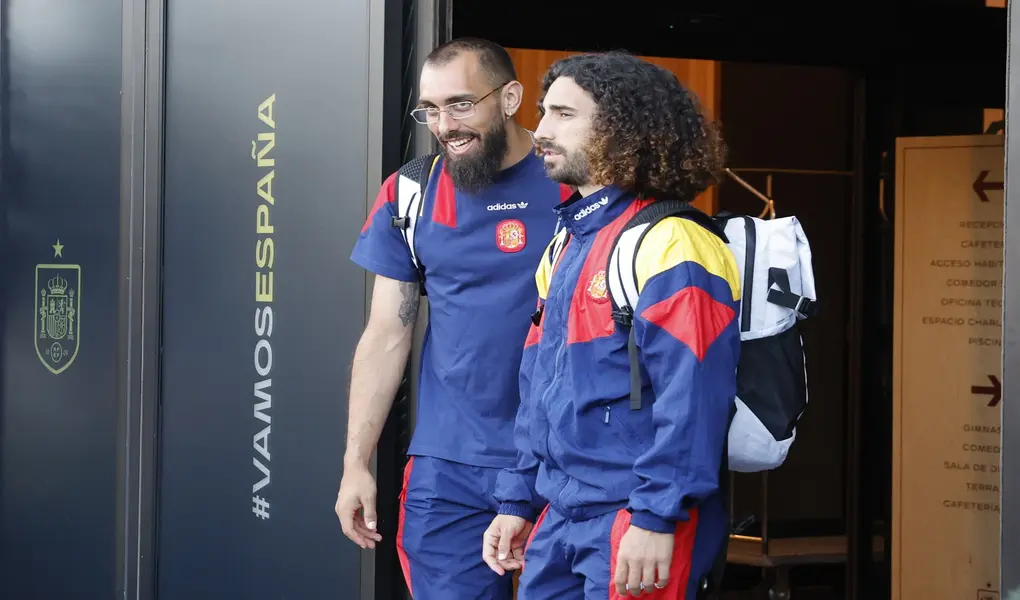 FOTOGRAFÍA. ATLANTA (ESTADO DE GEORGIA) ESTADOS UNIDOS DE AMÉRICA, EEUU, 13 DE JUNIO DE 2026. Los 26 futbolistas de España descansan ya en Atlanta (Georgia). Jugadores de la selección española caminan durante su salida hacia Atlanta este sábado, en Chattanooga (Estados Unidos de América). Efe