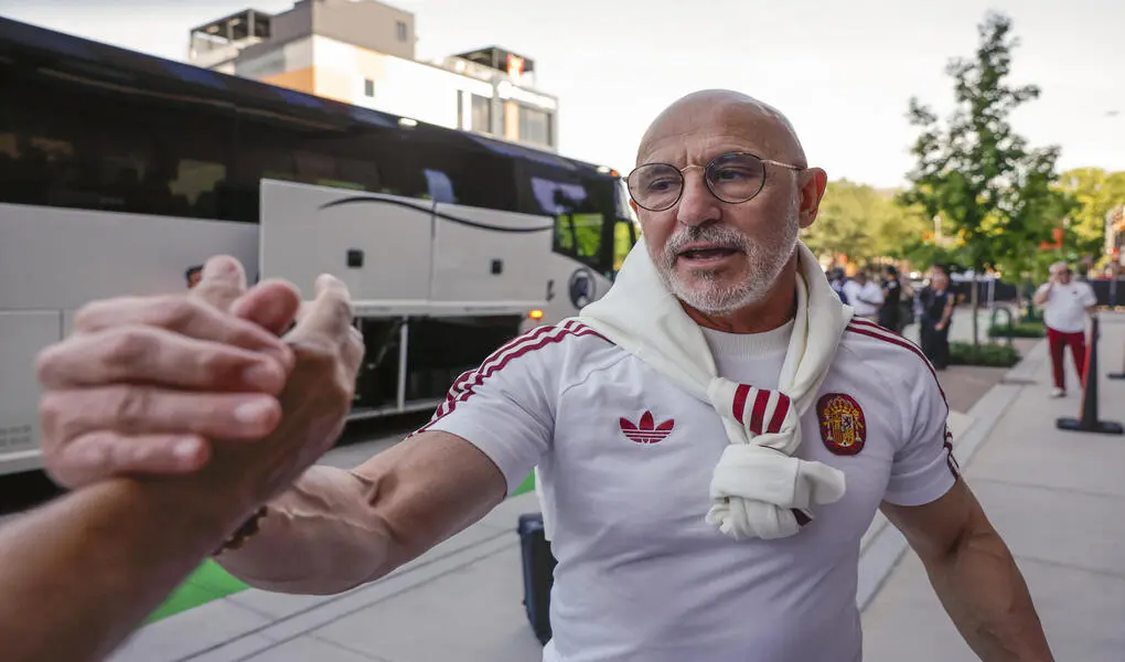 FOTOGRAFÍA. ATLANTA (ESTADO DE GEORGIA) ESTADOS UNIDOS DE AMÉRICA, EEUU, 13 DE JUNIO DE 2026. Los 26 futbolistas de España descansan ya en Atlanta (Georgia). El seleccionador de España, Luis de la Fuente Castillo, saluda a su salida hacia Atlanta, en Chattanooga (Estados Unidos de América, EEUU). Efe