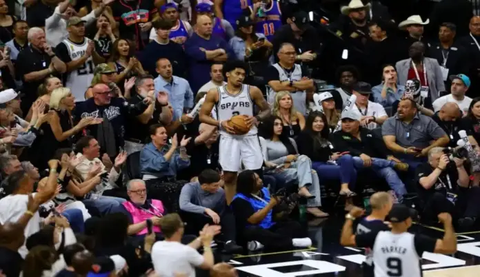 Los New York Knicks se proclaman campeones NBA ante San Antonio Spurs (94-90) (1) FOTOGRAFÍA. SAN ANTONIA (ESTADO DE CALIFORNIA) ESTADOS UNIDOS DE AMÉRICA, EEUU, 13 DE JUNIO DE 2026. Los New York Knicks se proclaman campeones NBA ante San Antonio Spurs (94-90). Los jugadores de los New York Knicks celebran este sábado la conquista del título de la NBA por primera vez en 53 años, con otra gran remontada, esta vez de 16 puntos sobre los San Antonio Spurs (94-90) bajo la batuta de un Jalen Brunson estelar, que con sus 45 puntos, aseguró el anillo para los neoyorquinos y se erigió como el Jugador Mejor Valorado. Efe