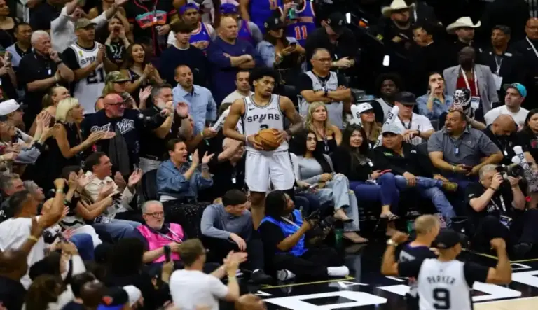 FOTOGRAFÍA. SAN ANTONIA (ESTADO DE CALIFORNIA) ESTADOS UNIDOS DE AMÉRICA, EEUU, 13 DE JUNIO DE 2026. Los New York Knicks se proclaman campeones NBA ante San Antonio Spurs (94-90). Los jugadores de los New York Knicks celebran este sábado la conquista del título de la NBA por primera vez en 53 años, con otra gran remontada, esta vez de 16 puntos sobre los San Antonio Spurs (94-90) bajo la batuta de un Jalen Brunson estelar, que con sus 45 puntos, aseguró el anillo para los neoyorquinos y se erigió como el Jugador Mejor Valorado. Efe