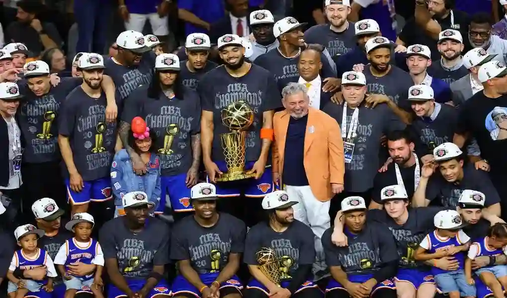 FOTOGRAFÍA. SAN ANTONIA (ESTADO DE CALIFORNIA) ESTADOS UNIDOS DE AMÉRICA, EEUU, 13 DE JUNIO DE 2026. Los New York Knicks se proclaman campeones NBA ante San Antonio Spurs (94-90). Los jugadores de los New York Knicks celebran este sábado la conquista del título de la NBA por primera vez en 53 años, con otra maciza remontada, esta vez de 16 puntos sobre los San Antonio Spurs (94-90) bajo la batuta de un Jalen Brunson estelar, que con sus 45 puntos, aseguró el anillo para los neoyorquinos y se erigió como el Jugador Mejor Valorado. Efe