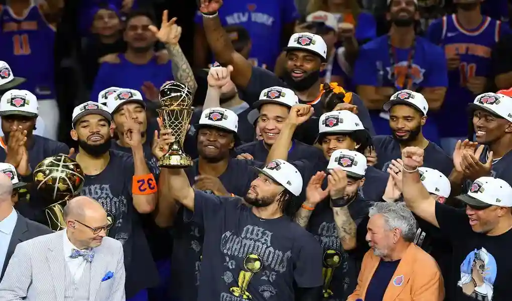 FOTOGRAFÍA. SAN ANTONIA (ESTADO DE CALIFORNIA) ESTADOS UNIDOS DE AMÉRICA, EEUU, 13 DE JUNIO DE 2026. Los New York Knicks se proclaman campeones NBA ante San Antonio Spurs (94-90). Los jugadores de los New York Knicks celebran este sábado la conquista del título de la NBA por primera vez en 53 años, con otra maciza remontada, esta vez de 16 puntos sobre los San Antonio Spurs (94-90) bajo la batuta de un Jalen Brunson estelar, que con sus 45 puntos, aseguró el anillo para los neoyorquinos y se erigió como el Jugador Mejor Valorado. Efe
