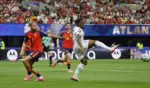 FOTOGRAFÍA. ATLANTA (ESTADO DE GEORGIA) ESTADOS UNIDOS DE AMÉRICA, EEUU, 15 DE JUNIO DE 2026. Los críticos de la Selección no son españoles. El defensa de España Marcos Llorente Moreno (izda) pelea por el balón con el jugador de Cabo Verde Jovane Cabral durante el partido del grupo H del Mundial 2026 entre España y Cabo Verde, en el Estadio Atlanta. Efe