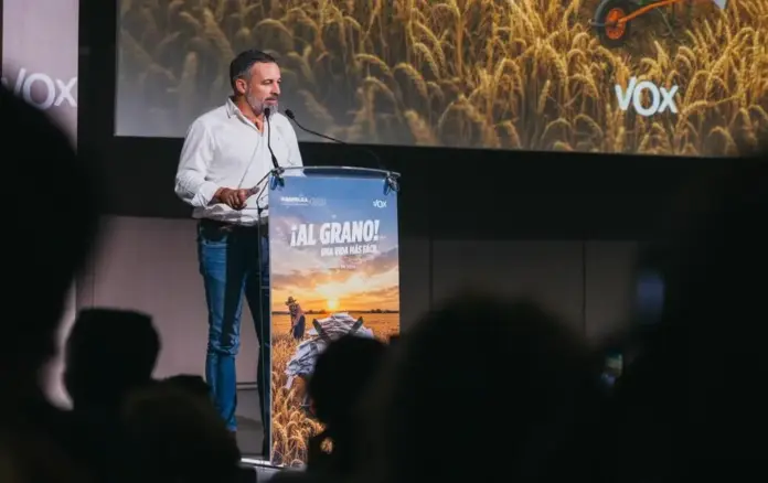 FOTOGRAFÍA. MADRID (ESPAÑA), 27 DE JUNIO DE 2026. Abascal: Estamos con los principios. Los destacados dirigentes de VOX: el presidente de VOX, Santiago Abascal Conde; el secretario general de VOX, Ignacio Garriga Vaz de Conceiçao; el portavoz nacional de Economía, Energía y Desregulación, José María Figaredo Álvarez-Sala (José María Figaredo); el vicepresidente del Gobierno autonómico de Aragón, Alejandro Nolasco Asensio; el vicepresidente del Gobierno de la Junta de Castilla y León, Carlos Pollán Fernández; y el vicepresidente del Gobierno de la Junta de Extremadura, Óscar Fernández Calle; han presentado este sábado el llamado "Programa de Desregulación ¡Al Grano! Una Vida Más Fácil de VOX" durante un multitudinario acto público de clausura de la Asamblea General Ordinaria de VOX 2026 en el Auditorio Mutua Madrileña de Madrid, capital de España. Lasvocesdelpueblo (Ñ Pueblo)