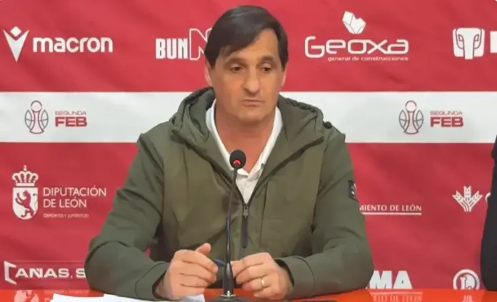 FOTOGRAFÍA. LEÓN (CASTILLA Y LEÓN) ESPAÑA, 06 DE MAYO DE 2026. Este miércoles, Luis Castillo Alonso, entrenador del equipo de baloncesto de la Cultural y Deportiva Leonesa, ha hecho balance de la temporada una vez finalizado el año deportivo. Junto a él, ha estado Natichu Alvarado, consejera ejecutiva del club. Ambos han agradecido el apoyo de la afición durante toda la temporada, siendo referente en la categoría, así como el impulso de los patrocinadores y de instituciones. Captura vídeo YouTube "CulturalyDeportivaLeonesa SAD"/Lasvocesdelpueblo (Ñ Pueblo)