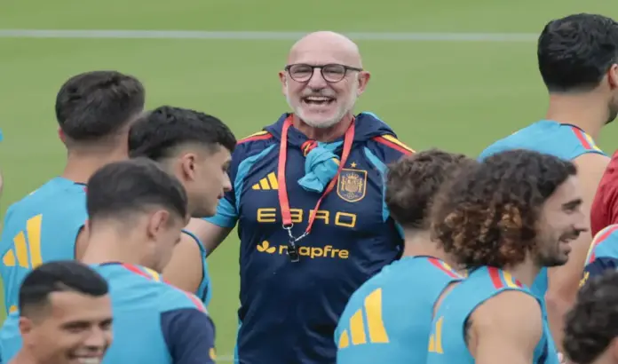 Luis de la Fuente capeó las dudas tras el debut FOTOGRAFÍA. CHATTANOOGA (ESTADOS UNIDOS), 22 DE JUNIO DE 2026. Luis de la Fuente capeó las dudas tras el debut. El seleccionador español de fútbol, Luis de la Fuente, celebra su cumpleaños junto a los integrantes del equipo, durante un entrenamiento este lunes. Efe