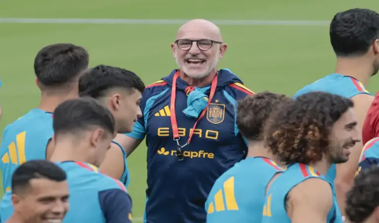 FOTOGRAFÍA. CHATTANOOGA (ESTADOS UNIDOS), 22 DE JUNIO DE 2026. Luis de la Fuente capeó las dudas tras el debut. El seleccionador español de fútbol, Luis de la Fuente, celebra su cumpleaños junto a los integrantes del equipo, durante un entrenamiento este lunes. Efe