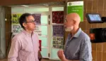 FOTOGRAFÍA. HOSPITALET DE LLOBREGAT (BARCELONA) CATALUÑA (ESPAÑA), 19 DE JUNIO DE 2026. VOX no va a permitir que el PSC siga ninguneando a niños de educación especial Escorça en Hospitalet de Llobregat. El diputado de VOX por Barcelona al Parlamento de Cataluña, Manuel Jesús Acosta Elías (i), y el portavoz del Grupo Municipal de VOX en el Ayuntamiento de Hospitalet de Llobregat, Francisco Javier González Priego (Francisco González) (d), han visitado hoy la Escuela de Educación Especial Escorça para conocer de primera mano la grave situación que sufren alumnos, familias y profesionales de este centro educativo. Lasvocesdelpueblo (Ñ Pueblo)