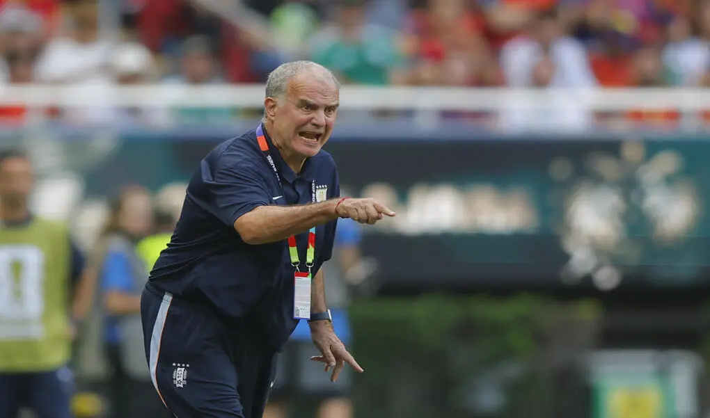 FOTOGRAFÍA. GUADALAJARA (MÉXICO), 26 DE JUNIO DE 2026. Marcelo Bielsa, frustrado por la eliminación de Uruguay. El seleccionador de Uruguay y exfutbolista y entrenador de fútbol argentino, Marcelo Alberto Bielsa Caldera (Marcelo Bielsa), da instrucciones con vehemencia este viernes en el partido ante España del Mundial 2026. Efe