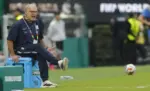 FOTOGRAFÍA. GUADALAJARA (MÉXICO), 26 DE JUNIO DE 2026. Marcelo Bielsa, frustrado por la eliminación de Uruguay. El seleccionador de Uruguay y exfutbolista y entrenador de fútbol argentino, Marcelo Alberto Bielsa Caldera (Marcelo Bielsa), da instrucciones con vehemencia este viernes en el partido ante España del Mundial 2026. Efe