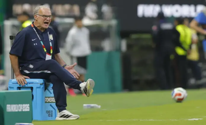 FOTOGRAFÍA. GUADALAJARA (MÉXICO), 26 DE JUNIO DE 2026. Marcelo Bielsa, frustrado por la eliminación de Uruguay. El seleccionador de Uruguay y exfutbolista y entrenador de fútbol argentino, Marcelo Alberto Bielsa Caldera (Marcelo Bielsa), da instrucciones con vehemencia este viernes en el partido ante España del Mundial 2026. Efe