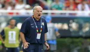 FOTOGRAFÍA. GUADALAJARA (MÉXICO), 26 DE JUNIO DE 2026. Marcelo Bielsa, frustrado por la eliminación de Uruguay. El seleccionador de Uruguay y exfutbolista y entrenador de fútbol argentino, Marcelo Alberto Bielsa Caldera (Marcelo Bielsa), da instrucciones con vehemencia este viernes en el partido ante España del Mundial 2026. Efe