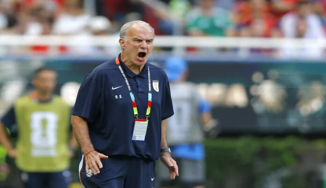 FOTOGRAFÍA. GUADALAJARA (MÉXICO), 26 DE JUNIO DE 2026. Marcelo Bielsa, frustrado por la eliminación de Uruguay. El seleccionador de Uruguay y exfutbolista y entrenador de fútbol argentino, Marcelo Alberto Bielsa Caldera (Marcelo Bielsa), da instrucciones con vehemencia este viernes en el partido ante España del Mundial 2026. Efe