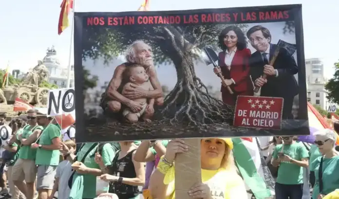 FOTOGRAFÍA. MADRID (ESPAÑA), 14 DE JUNIO DE 2026. Marcha de docentes y alumnos en Madrid avisa de huelga indefinida. Miles de docentes, familias y estudiantes han marchado este domingo por el centro de Madrid en defensa de la enseñanza pública y por mejores condiciones laborales y económicas para el profesorado de esta comunidad. "Frente a los recortes, comunidad y unidad. La pública se defiende", ha sido el lema de esta gran manifestación que ha empezado en las inmediaciones de la plaza de Neptuno y llegará hasta la Puerta del Sol, convocada por CCOO, UGT, la asociación de padres y madres CONFAPA, y apoyada por plataformas como 'Aprender sin calor' y el PSOE madrileño. Efe