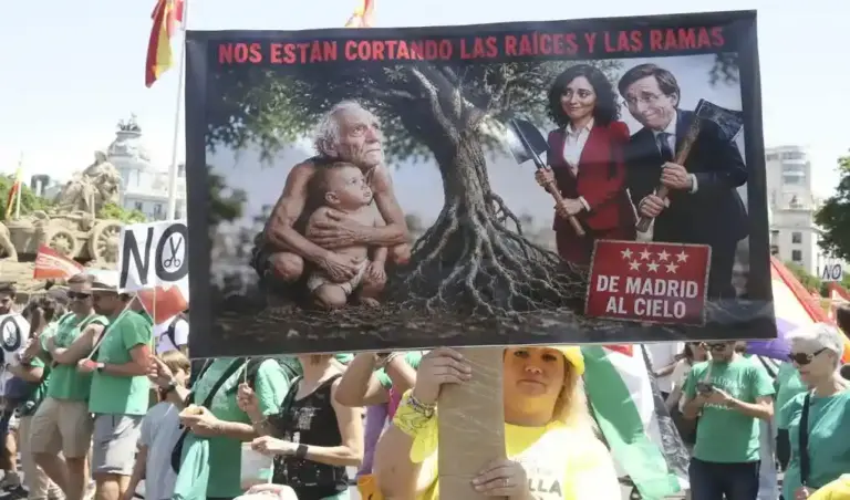 FOTOGRAFÍA. MADRID (ESPAÑA), 14 DE JUNIO DE 2026. Marcha de docentes y alumnos en Madrid avisa de huelga indefinida. Miles de docentes, familias y estudiantes han marchado este domingo por el centro de Madrid en defensa de la enseñanza pública y por mejores condiciones laborales y económicas para el profesorado de esta comunidad. "Frente a los recortes, comunidad y unidad. La pública se defiende", ha sido el lema de esta gran manifestación que ha empezado en las inmediaciones de la plaza de Neptuno y llegará hasta la Puerta del Sol, convocada por CCOO, UGT, la asociación de padres y madres CONFAPA, y apoyada por plataformas como 'Aprender sin calor' y el PSOE madrileño. Efe