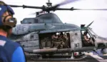 FOTOGRAFÍA. ESTRECHO DE ORMUZ (AGUAS INTERNACIONALES), 09 DE JUNIO DE 2026. EEUU investiga la causa de la caída del AH-64 Apache estrellado en Omán. Marines de los Estados Unidos con la 31.ª Unidad Expedicionaria de Marines cargan a bordo de un UH-1Y Venom en el USS Tripoli (LHA 7) para realizar entrenamiento de francotiradores aéreos y apoyo aéreo cercano mientras transitan por aguas regionales. Lasvocesdelpueblo (Ñ Pueblo)