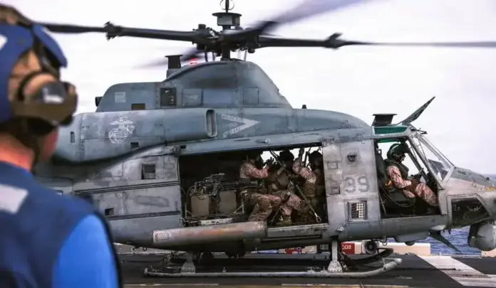 Marines de EEUU con 31ª Unidad Expedicionaria de Marines cargan a bordo de UH-1Y Venom en el USS Tripoli, EEUU investiga la causa de la caída del AH-64 Apache estrellado en Omán (2) FOTOGRAFÍA. ESTRECHO DE ORMUZ (AGUAS INTERNACIONALES), 09 DE JUNIO DE 2026. EEUU investiga la causa de la caída del AH-64 Apache estrellado en Omán. Marines de los Estados Unidos con la 31.ª Unidad Expedicionaria de Marines cargan a bordo de un UH-1Y Venom en el USS Tripoli (LHA 7) para realizar entrenamiento de francotiradores aéreos y apoyo aéreo cercano mientras transitan por aguas regionales. Lasvocesdelpueblo (Ñ Pueblo)