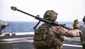 FOTOGRAFÍA. ESTRECHO DE ORMUZ (AGUAS INTERNACIONALES), 09 DE JUNIO DE 2026. EEUU investiga la causa de la caída del AH-64 Apache estrellado en Omán. Marines de los Estados Unidos con la 31.ª Unidad Expedicionaria de Marines cargan a bordo de un UH-1Y Venom en el USS Tripoli (LHA 7) para realizar entrenamiento de francotiradores aéreos y apoyo aéreo cercano mientras transitan por aguas regionales. Lasvocesdelpueblo (Ñ Pueblo)