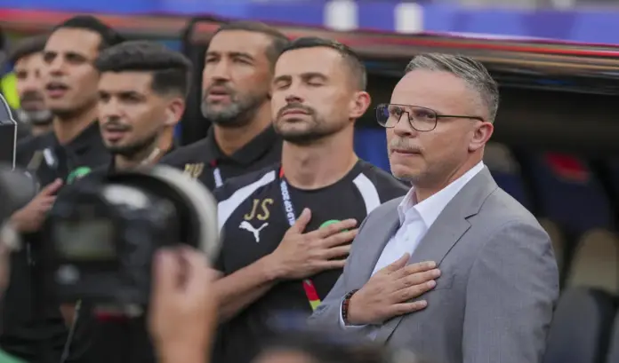 Marruecos no se conforma con el empate ante Brasil, seleccionador de Marruecos, Mohamed Ouahbi, Mundial 2026 FOTOGRAFÍA. NEWARK (NUEVA JERSEY) ESTADOS UNIDOS DE AMÉRICA, EEUU, 13 DE JUNIO DE 2026. Marruecos no se conforma con el empate ante Brasil. El seleccionador de Marruecos (d), Mohamed Ouahbi, reacciona este sábado durante un partido del Grupo C del Mundial 2026 ante Brasil en el estadio MetLife en Nueva Jersey. Efe