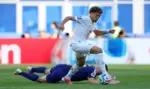 FOTOGRAFÍA. FOXBOROUGH (ESTADO DE MASSACHUSETTS) ESTADOS UNIDOS DE AMÉRICA, EEUU, 19 DE JUNIO DE 2026. Marruecos resuelve ante Escocia a los 71 segundos y se coloca líder. El centrocampista marroquí Neil El Aynaoui (C) roba el balón al centrocampista escocés John McGinn (abajo) durante el partido de la Copa Mundial 2026 en el Boston Stadium de Foxborough, Massachusetts, EE.UU. Efe