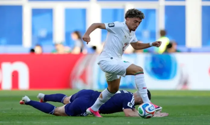 FOTOGRAFÍA. FOXBOROUGH (ESTADO DE MASSACHUSETTS) ESTADOS UNIDOS DE AMÉRICA, EEUU, 19 DE JUNIO DE 2026. Marruecos resuelve ante Escocia a los 71 segundos y se coloca líder. El centrocampista marroquí Neil El Aynaoui (C) roba el balón al centrocampista escocés John McGinn (abajo) durante el partido de la Copa Mundial 2026 en el Boston Stadium de Foxborough, Massachusetts, EE.UU. Efe
