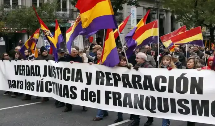 Memoria Democrática e indemnizaciones a víctimas de la guerra civil y franquismo FOTOGRAFÍA. MADRID (ESPAÑA), 22 DE NOVIEMBRE DE 2015. Memoria Democrática e indemnizaciones a víctimas de la guerra civil y franquismo. Manifestación por las víctimas del franquismo en Madrid en este 22 de noviembre de 2015. Las indemnizaciones a víctimas de la guerra civil y el franquismo por parte de las administraciones públicas suman más de 22.000 millones de euros a lo largo de la democracia, con más de 610.000 personas beneficiarias, según datos de una comisión sobre memoria democrática impulsada por el Gobierno. Efe