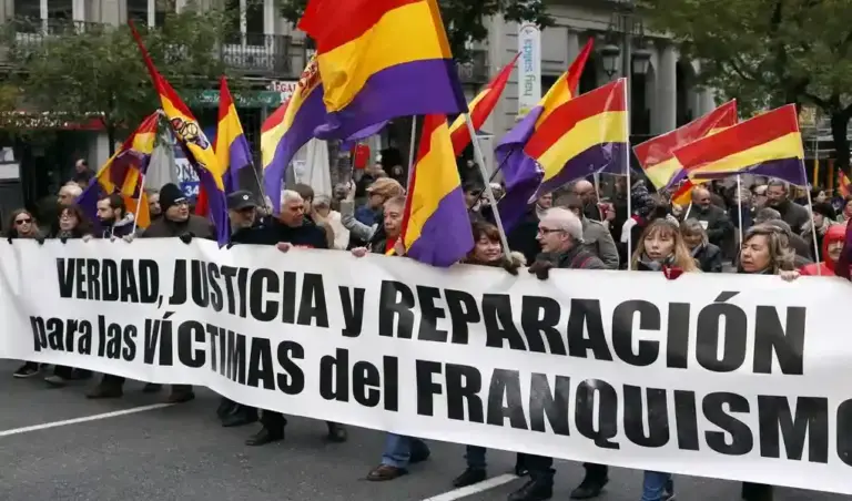 FOTOGRAFÍA. MADRID (ESPAÑA), 22 DE NOVIEMBRE DE 2015. Memoria Democrática e indemnizaciones a víctimas de la guerra civil y franquismo. Manifestación por las víctimas del franquismo en Madrid en este 22 de noviembre de 2015. Las indemnizaciones a víctimas de la guerra civil y el franquismo por parte de las administraciones públicas suman más de 22.000 millones de euros a lo largo de la democracia, con más de 610.000 personas beneficiarias, según datos de una comisión sobre memoria democrática impulsada por el Gobierno. Efe