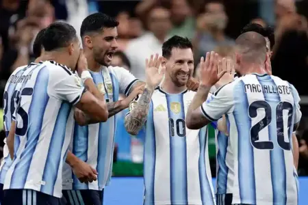 FOTOGRAFÍA. ARLINGTON (ESTADOS UNIDOS DE AMÉRICA, EEUU), 22 DE JUNIO DE 2026. Messi lidera la victoria de Argentina ante Austria 2-0. El delantero de Argentina Leo Messi (c) celebra el gol conseguido ante Austria en el partido del Mundial 2026. Efe