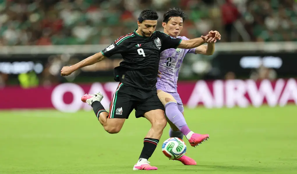 FOTOGRAFÍA. GUADALAJARA (MÉXICO), 18 DE JUNIO DE 2026. México, primer clasificado ante Corea del Sur 1-0. Raúl Jiménez (i) de México disputa el balón con Lee Han-beom (d) de Corea del Sur este jueves, en un partido del grupo A del Mundial de la FIFA 2026 entre México y Corea del Sur, en el estadio Akron en Guadalajara (México). Efe
