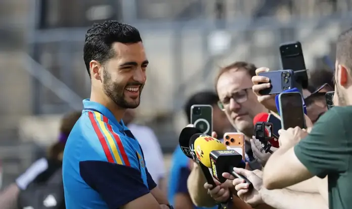 Mikel Merino Zazón, FOTOGRAFÍA. ATLANTA (GEORGIA) ESTADOS UNIDOS DE AMÉRICA, EEUU, 14 DE JUNIO DE 2026. Merino: El grupo está muy motivado. Mikel Merino Zazón, centrocampista de la selección española, habla con los medios tras el entrenamiento de este domingo, 14 de junio, en Atlanta (Estado de Georgia) Estados Unidos de América, EEUU. Efe