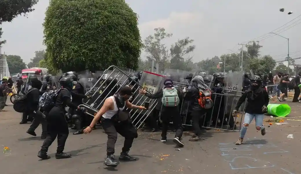 FOTOGRAFÍA. CIUDAD DE MÉXICO (MÉXICO), 11 DE JUNIO DE 2026. Mundial 2026: Ausencia de Claudia Sheinbaum, detenidos y policías heridos. Detalles de varias personas que se enfrentan con la Policía durante la inauguración de la Copa Mundial de la FIFA 2026, en Ciudad de México (México). Varios de los manifestantes reclaman noticias sobre sus familiares desaparecidos, presuntamente secuestrados por los narcotraficantes. Efe