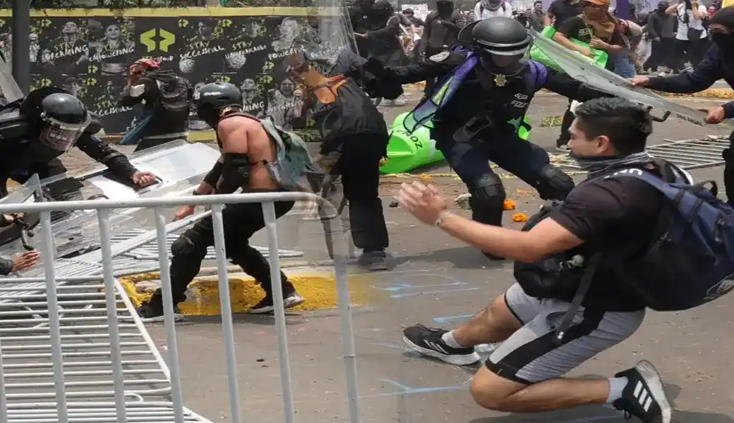 FOTOGRAFÍA. CIUDAD DE MÉXICO (MÉXICO), 11 DE JUNIO DE 2026. Mundial 2026: Ausencia de Claudia Sheinbaum, detenidos y policías heridos. Detalles de varias personas que se enfrentan con la Policía durante la inauguración de la Copa Mundial de la FIFA 2026, en Ciudad de México (México). Varios de los manifestantes reclaman noticias sobre sus familiares desaparecidos, presuntamente secuestrados por los narcotraficantes. Efe