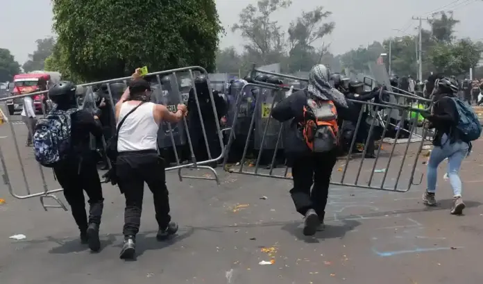 Mundial 2026 Ausencia de Claudia Sheinbaum, detenidos y policías heridos (3) FOTOGRAFÍA. CIUDAD DE MÉXICO (MÉXICO), 11 DE JUNIO DE 2026. Mundial 2026: Ausencia de Claudia Sheinbaum, detenidos y policías heridos. Detalles de varias personas que se enfrentan con la Policía durante la inauguración de la Copa Mundial de la FIFA 2026, en Ciudad de México (México). Varios de los manifestantes reclaman noticias sobre sus familiares desaparecidos, presuntamente secuestrados por los narcotraficantes. Efe