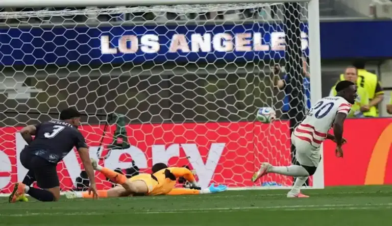FOTOGRAFÍA. INGLEWOOD (ESTADO DE CALIFORNIA) ESTADOS UNIDOS DE AMÉRICA, EEUU, 12 DE JUNIO DE 2026. Debut mundialista arrollador de EEUU ante Paraguay (4-1). Folarin Balogun, de Estados Unidos (d), celebra al marcar el 3-0 durante el partido de la fase de grupos de la Copa Mundial de la FIFA 2026 entre EEUU y Paraguay, en el estadio SoFi en Los Ángeles (Estados Unidos de América, EEUU). Efe