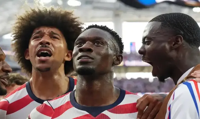 FOTOGRAFÍA. INGLEWOOD (ESTADO DE CALIFORNIA) ESTADOS UNIDOS DE AMÉRICA, EEUU, 12 DE JUNIO DE 2026. Debut mundialista arrollador de EEUU ante Paraguay (4-1). Folarin Balogun (c), de Estados Unidos, celebra un gol con sus compañeros en un partido del grupo D del Mundial de la FIFA 2026 entre Estados Unidos y Paraguay en el estadio SoFi en Los Ángeles (Estados Unidos de América, EEUU). Efe