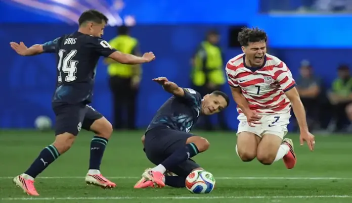 Mundial 2026, EEUU vs Paraguay (3) FOTOGRAFÍA. INGLEWOOD (ESTADO DE CALIFORNIA) ESTADOS UNIDOS DE AMÉRICA, EEUU, 12 DE JUNIO DE 2026. Debut mundialista arrollador de EEUU ante Paraguay (4-1). Giovanni Reyna (d), de Estados Unidos, disputa el balón con Alex Arce (c) y Andrés Cubas (i), de Paraguay, durante el partido de la fase de grupos de la Copa Mundial de la FIFA 2026 entre EE.UU. y Paraguay, en el estadio SoFi en Los Ángeles (Estados Unidos de América, EEUU). Efe