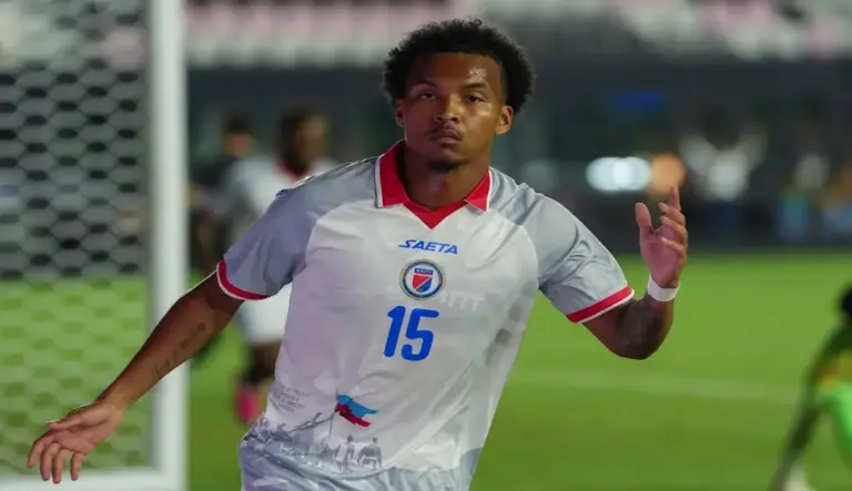 FOTOGRAFÍA. FORT LAUDERDALE (ESTADO DE FLORIDA) ESTADOS UNIDOS DE AMÉRICA, EEUU, 02 DE JUNIO DE 2026. Mundial 2026: Las camisetas prohibidas por la FIFA. El haitiano Ruben Providence celebra un gol en el partido amistoso disputado por su selección contra Nueva Zelanda este martes 2 de junio, previo a la Copa Mundial de Fútbol de 2026, en el Chase Stadium en Fort Lauderdale (Estados Unidos de América, EEUU). Efe