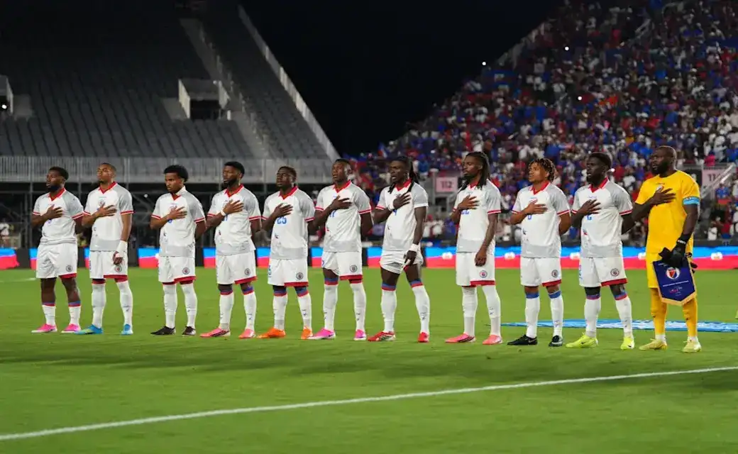 FOTOGRAFÍA. FORT LAUDERDALE (ESTADO DE FLORIDA) ESTADOS UNIDOS DE AMÉRICA, EEUU, 02 DE JUNIO DE 2026. Mundial 2026: Las camisetas prohibidas por la FIFA. Jugadores de Haití forman este martes 2 de junio, previo a un partido amistoso entre Haití y Nueva Zelanda previo a la Copa Mundial de Fútbol de 2026, en el Chase Stadium en Fort Lauderdale (Estados Unidos de América, EEUU). Efe