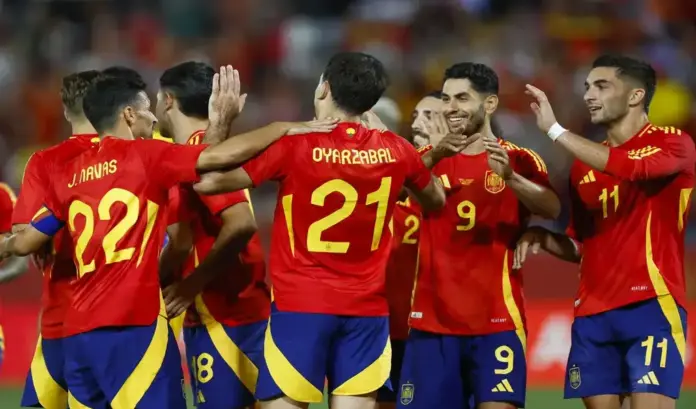 Mundial 2026: Llega el primer gran reto de España sin una estrella FOTOGRAFÍA. ESTADOS UNIDOS DE AMÉRICA, JUNIO DE 2026. Mundial 2026: Llega el primer gran reto de España sin una estrella. En la imagen, los jugadores de la selección española de fútbol. En continua evolución, con apenas diez jugadores manteniéndose entre los elegidos año y medio después de la última gran cita, el Mundial de Catar, llega el primer gran reto con Luis de la Fuente al mando, dando paso al joven talento abanderado por Lamine Yamal, sin una estrella mundial pero siendo equipo, con referentes en sus demarcaciones como Rodri, Carvajal o Grimaldo en busca de ser la primera selección que conquista cuatro Eurocopas. Efe