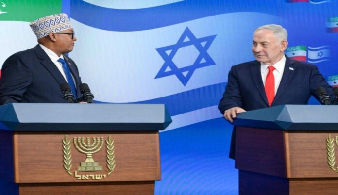 Netanyahu recibe Abdirahman, orgulloso por reconocer a Somalilandia FOTOGRAFÍA. JERUSALÉN (ISRAEL), 15 DE JUNIO DE 2026. Netanyahu recibe Abdirahman, orgulloso por reconocer a Somalilandia. El primer ministro de la Tierra Santa, "Bibi" Benjamin Netanyahu, se reunió este lunes, 15 de junio de 2026, con el presidente de la República de Somalilandia, Abdirahman Mohamed Abdullahi, en la Oficina del Primer Ministro en Jerusalén. Ambos mandatarios se reunieron primero a solas y posteriormente se celebró una reunión más amplia. Lasvocesdelpueblo (Ñ Pueblo)