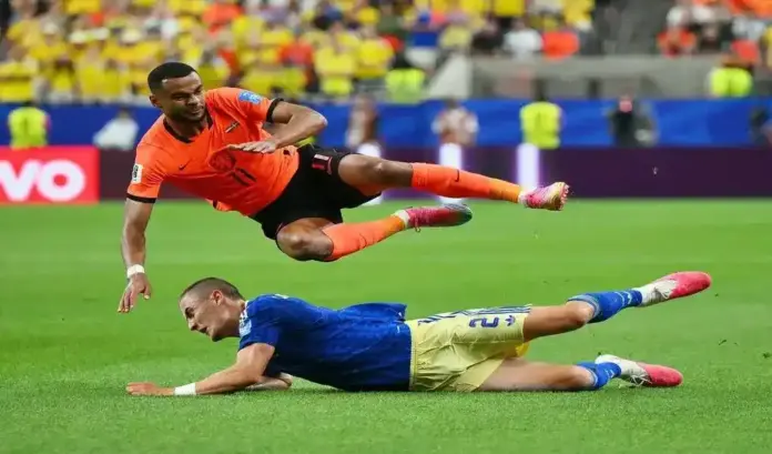 Países Bajos arrolla 5-1 a Suecia, Mundial 2026, Houston, Estado de Texas (1) FOTOGRAFÍA. HOUSTON (ESTADO DE TEXAS) ESTADOS UNIDOS DE AMÉRICA, EEUU, 20 DE JUNIO DE 2026. Países Bajos arrolla 5-1 a Suecia. Gustaf Lagerbielke (abajo), de Suecia, tacklea a Cody Gakpo (arriba), de Países Bajos, durante el partido de la fase de grupos de la Copa Mundial de la FIFA 2026 entre Países Bajos y Suecia, en Houston (EE.UU.). Efe