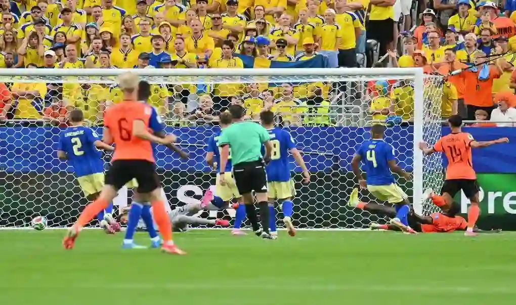 FOTOGRAFÍA. HOUSTON (ESTADO DE TEXAS) ESTADOS UNIDOS DE AMÉRICA, EEUU, 20 DE JUNIO DE 2026. Países Bajos arrolla 5-1 a Suecia. Brian Brobbey, de Países Bajos (d), marca el 2-0 durante el partido de la fase de grupos de la Copa Mundial de la FIFA 2026 entre Países Bajos y Suecia, en Houston (EE.UU.). Efe